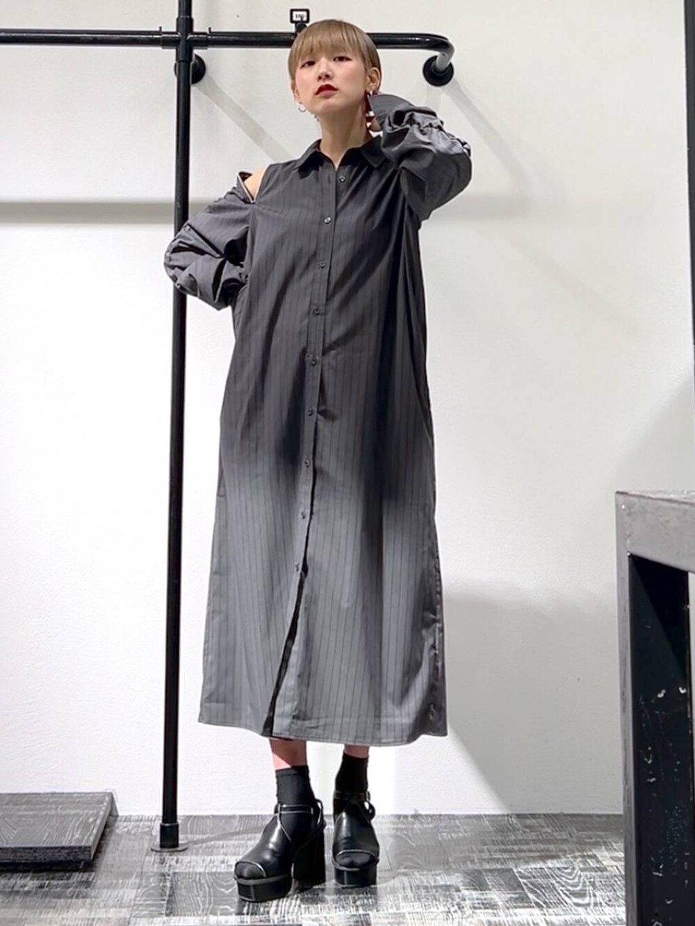 ブラック系のサンダル、グレー系のワンピース、シルバー系のネックレスを着用したレディースの春コーディネートの3枚目の写真