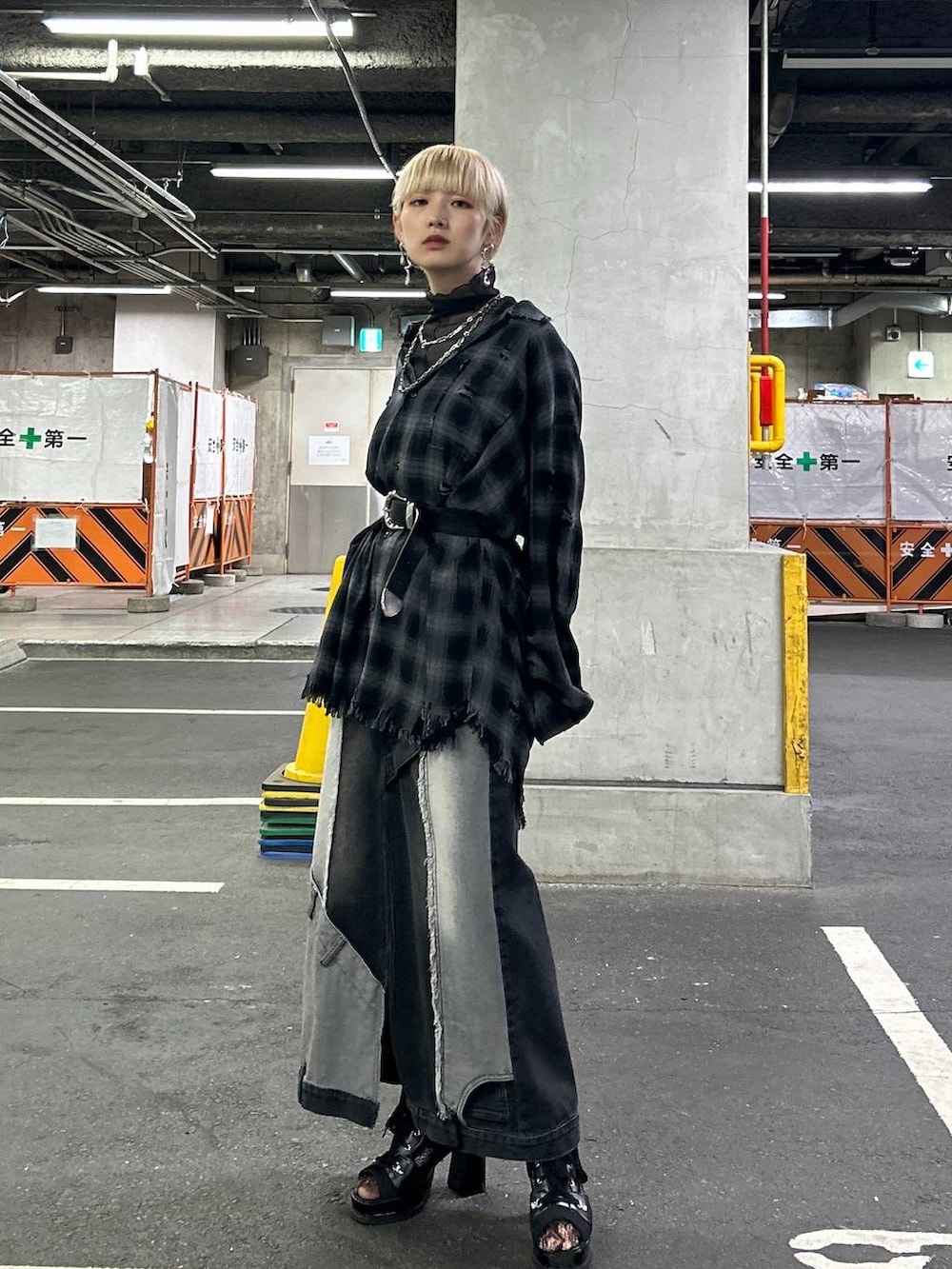 ブラック系のシャツ/ブラウス、ブラック系のブーツ、ブラック系のデニムスカートを着用したレディースの春コーディネートの2枚目の写真