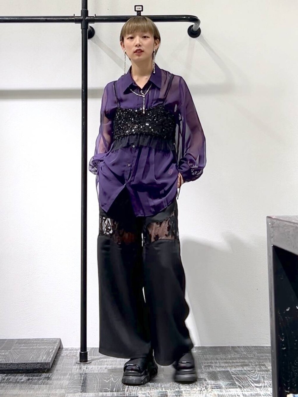 パープル系のシャツ/ブラウス、ブラック系のチューブトップ、ブラック系のその他パンツを着用したレディースの夏コーディネートの4枚目の写真