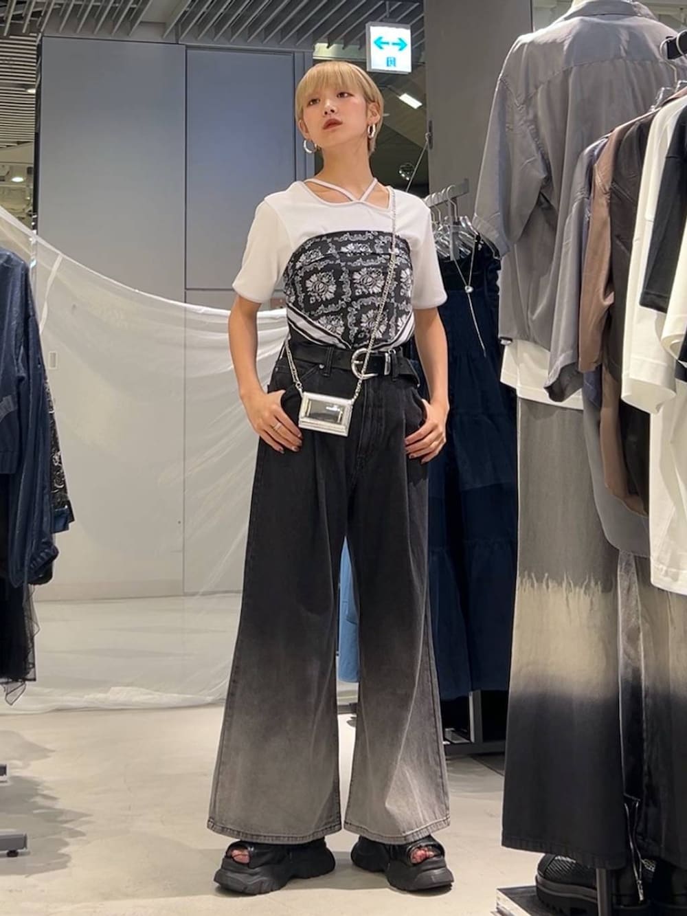 ブラック系のサンダル、ブラック系のデニムパンツ、ホワイト系のTシャツ/カットソーを着用したレディースの夏コーディネートの2枚目の写真