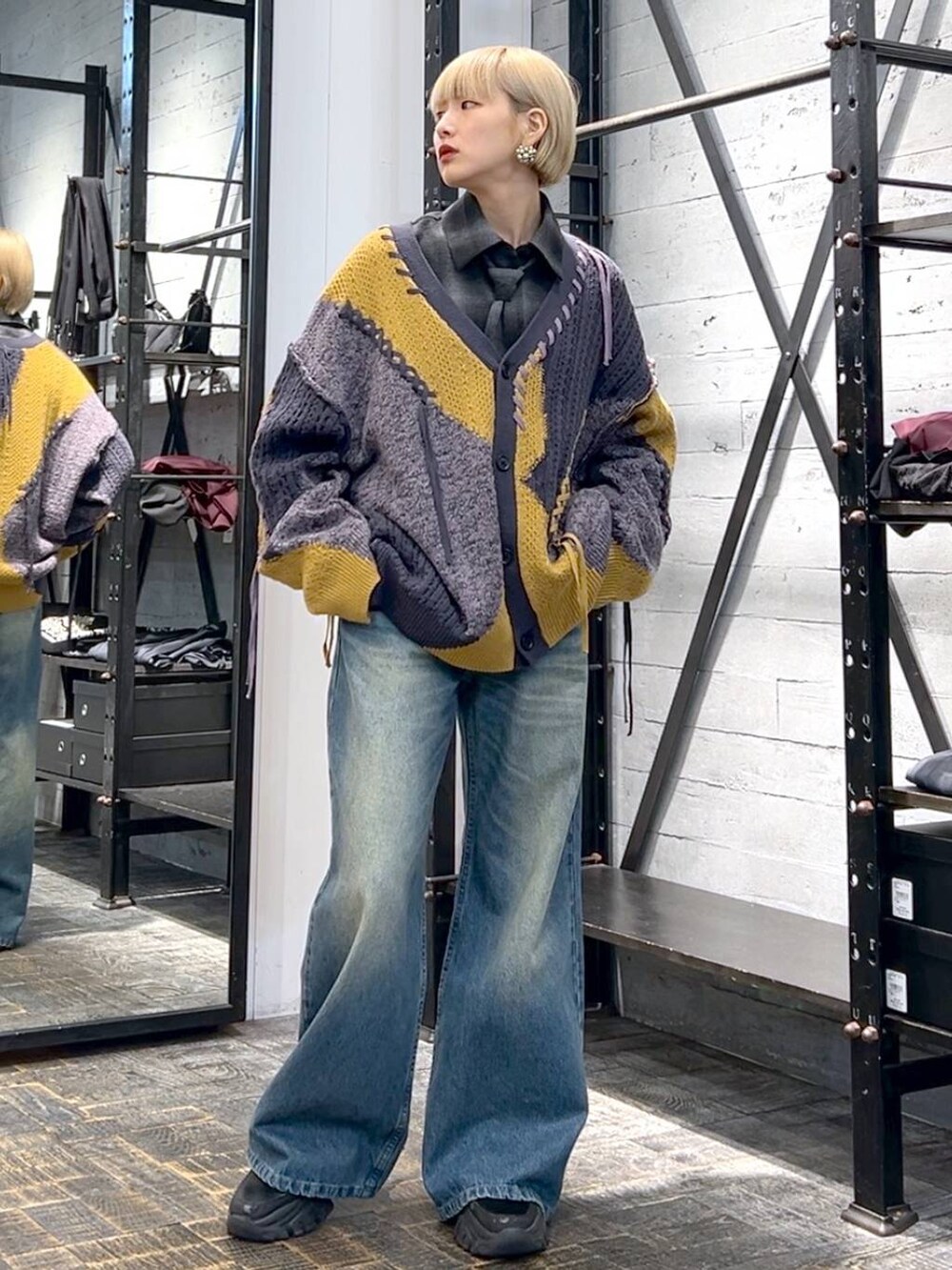 イエロー系のカーディガン/ボレロ、ブルー系のデニムパンツ、その他のシャツ/ブラウスを着用したレディースの冬コーディネートの3枚目の写真