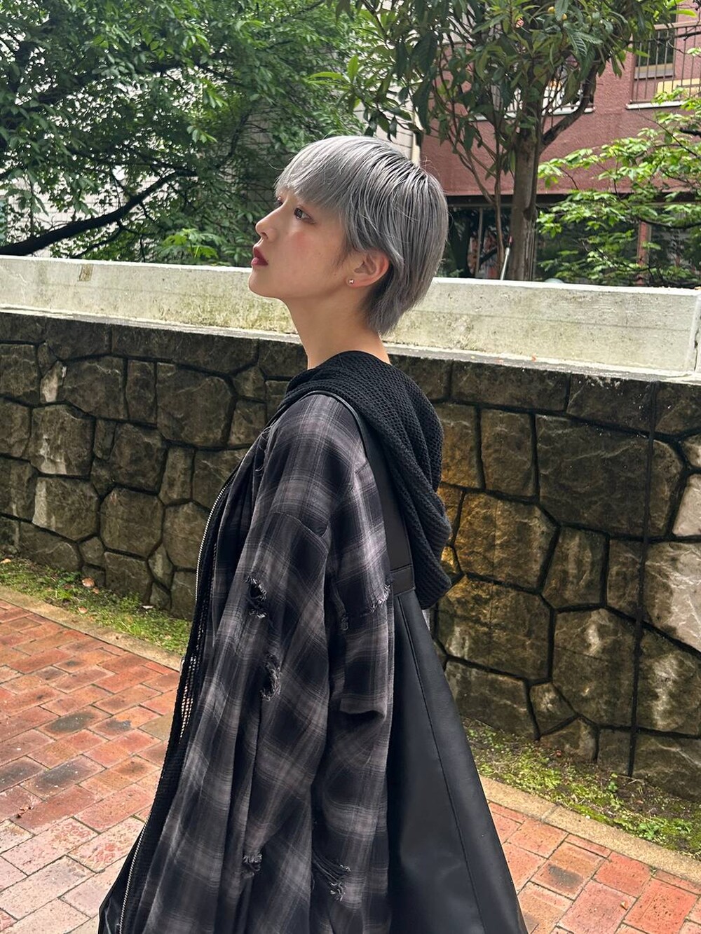 ブラック系のシャツ/ブラウス、ブラック系のパーカー、ブラック系のベルトを着用したレディースの夏コーディネートの4枚目の写真
