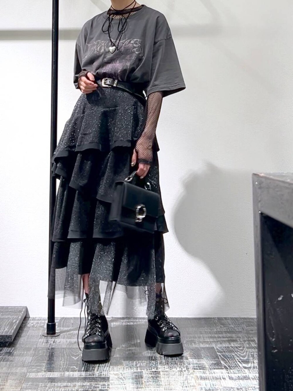 ブラック系のサンダル、ブラック系のショルダーバッグ、ブラック系のスカートを着用したレディースの春コーディネートの5枚目の写真