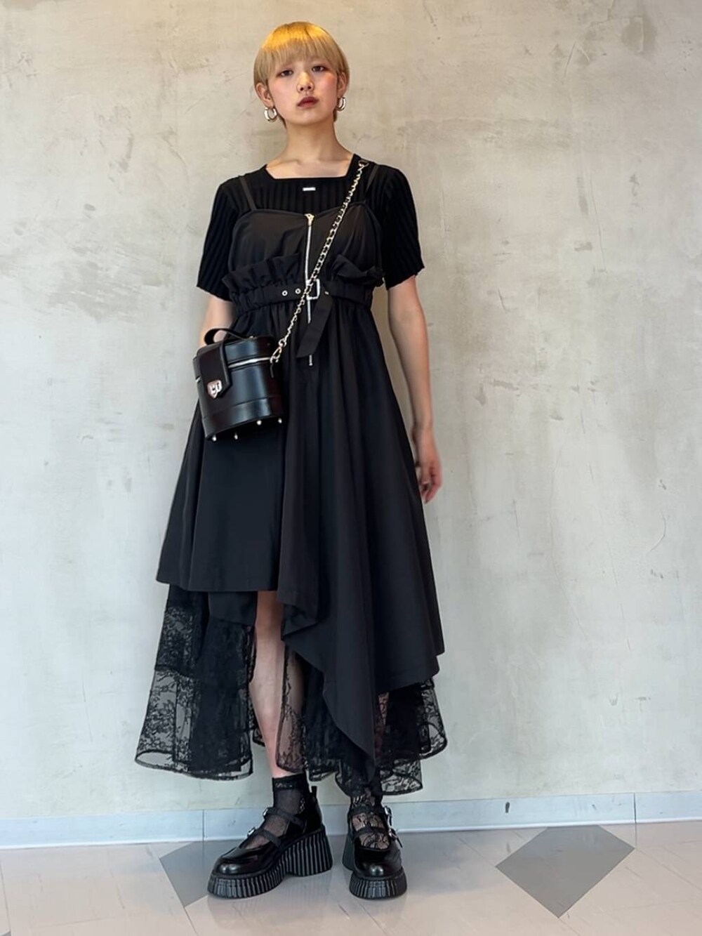 ブラック系のスカート、ブラック系のTシャツ/カットソー、ブラック系のドレスシューズを着用したレディースの夏コーディネートの3枚目の写真