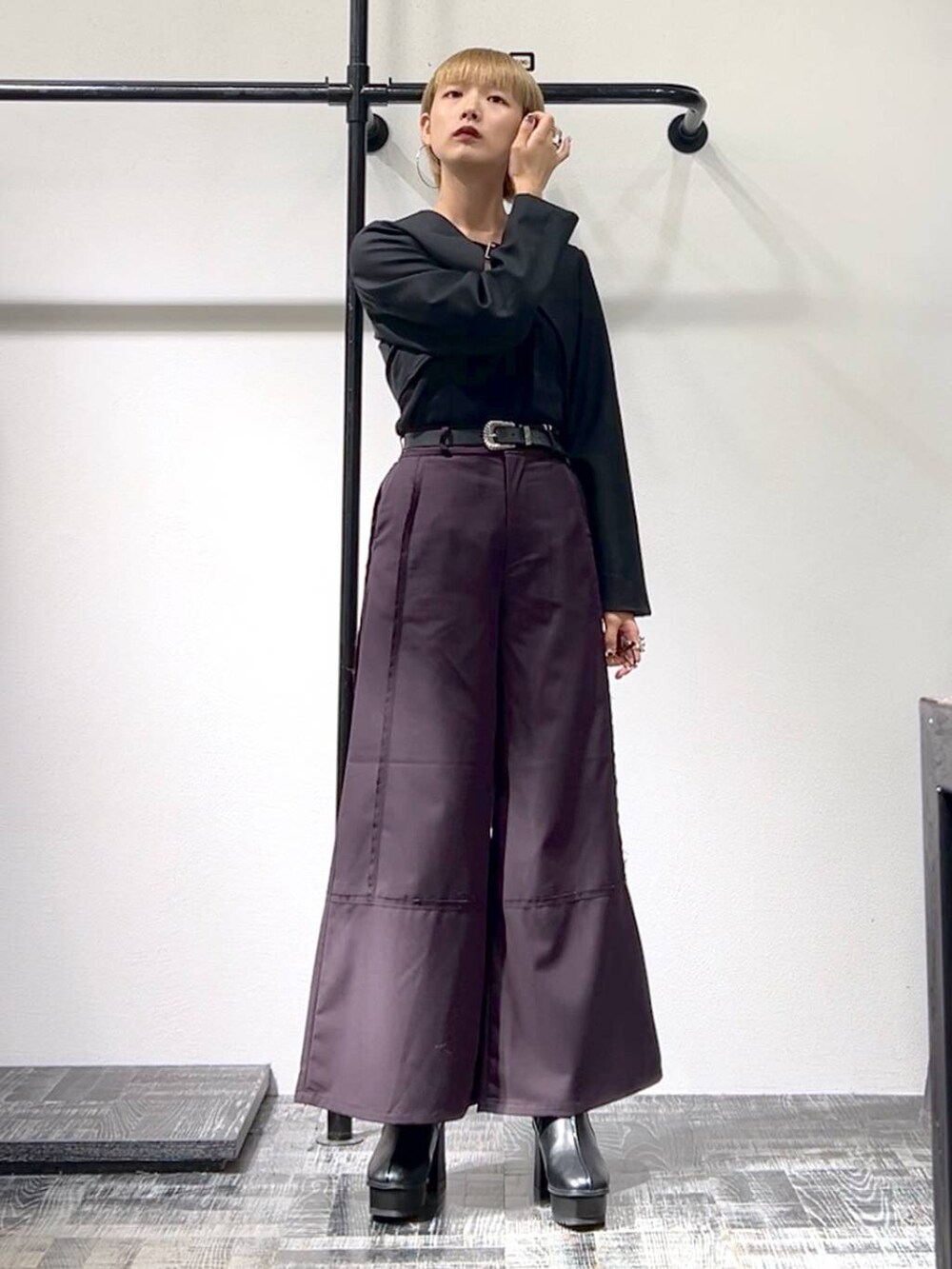 ブラック系のブーツ、ブラック系のジャンパースカート、レッド系のその他パンツを着用したレディースの夏コーディネートの2枚目の写真