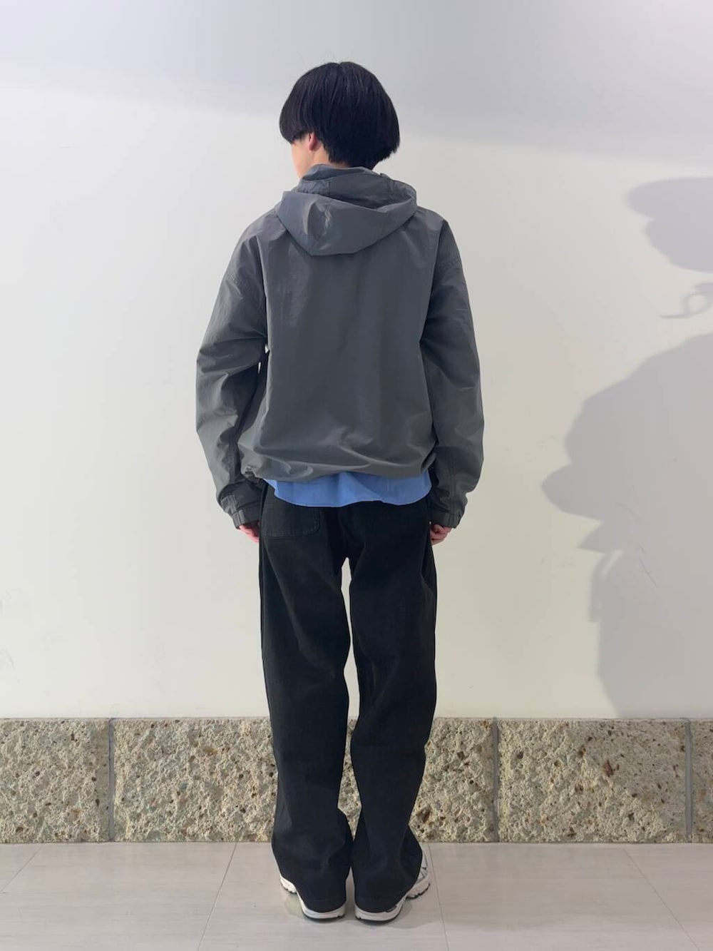 「カジュアル、urbanresearchdoors、別注、春コーデ、メンズスタイル、snowpeak、20代前半」｜「Gramicciの『別注』GRAMICCI　Mountain Wide Pants（デニムパンツ、ブラック系）」を使った、瀬田川大輝さん（メンズ・170cm）の春コーディネートの3枚目の写真