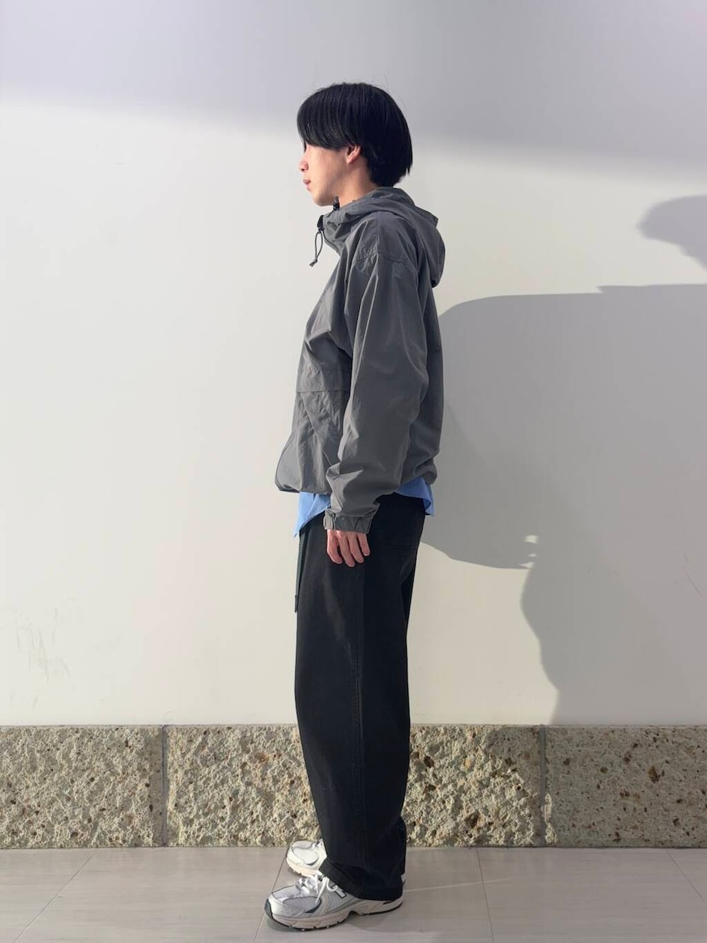 「カジュアル、urbanresearchdoors、別注、春コーデ、メンズスタイル、snowpeak、20代前半」｜「Gramicciの『別注』GRAMICCI　Mountain Wide Pants（デニムパンツ、ブラック系）」を使った、瀬田川大輝さん（メンズ・170cm）の春コーディネートの2枚目の写真
