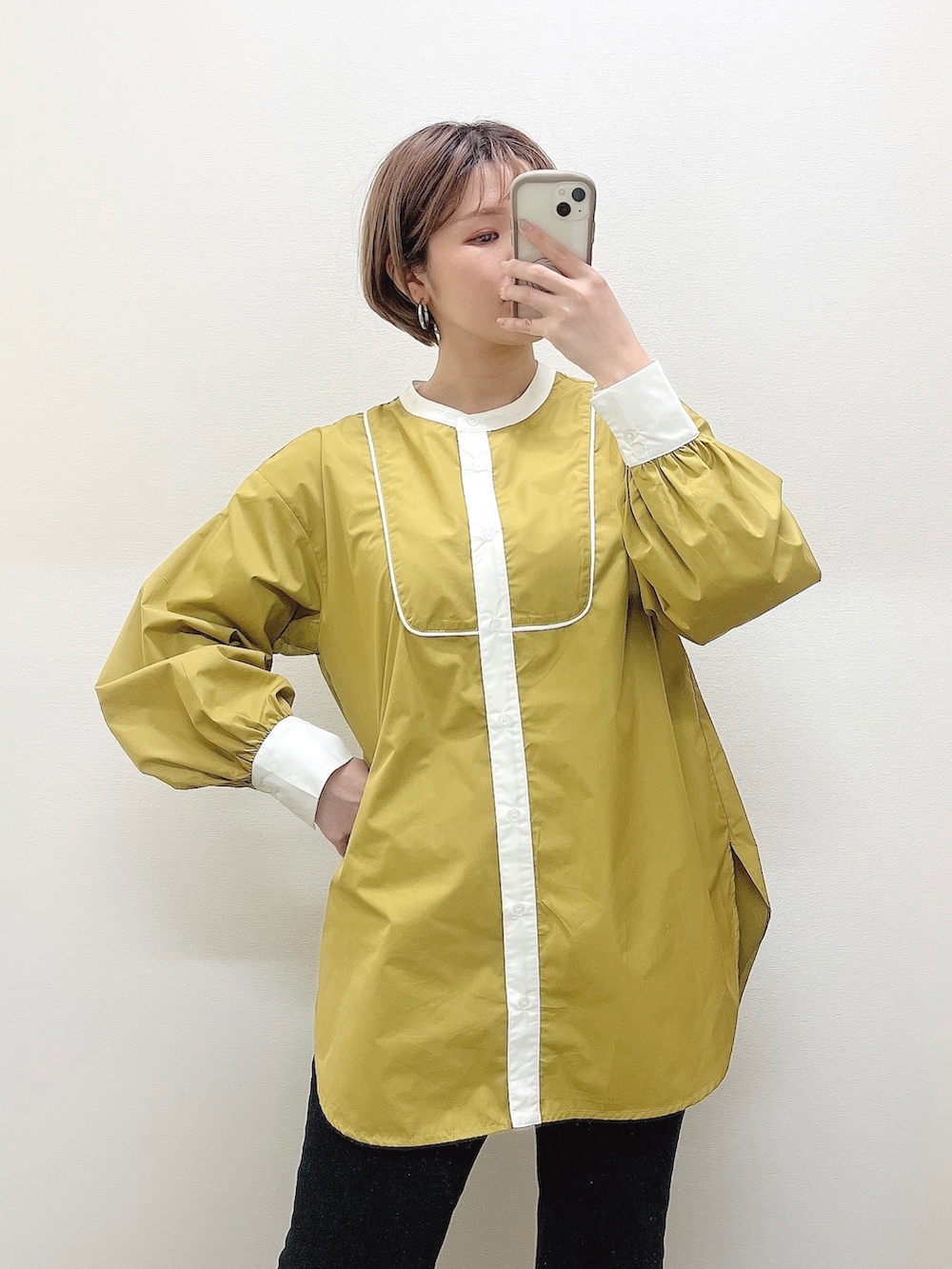 イエロー系のシャツ/ブラウス、ブラック系のその他パンツ、ホワイト系のスニーカーを着用したレディースの春コーディネートの2枚目の写真