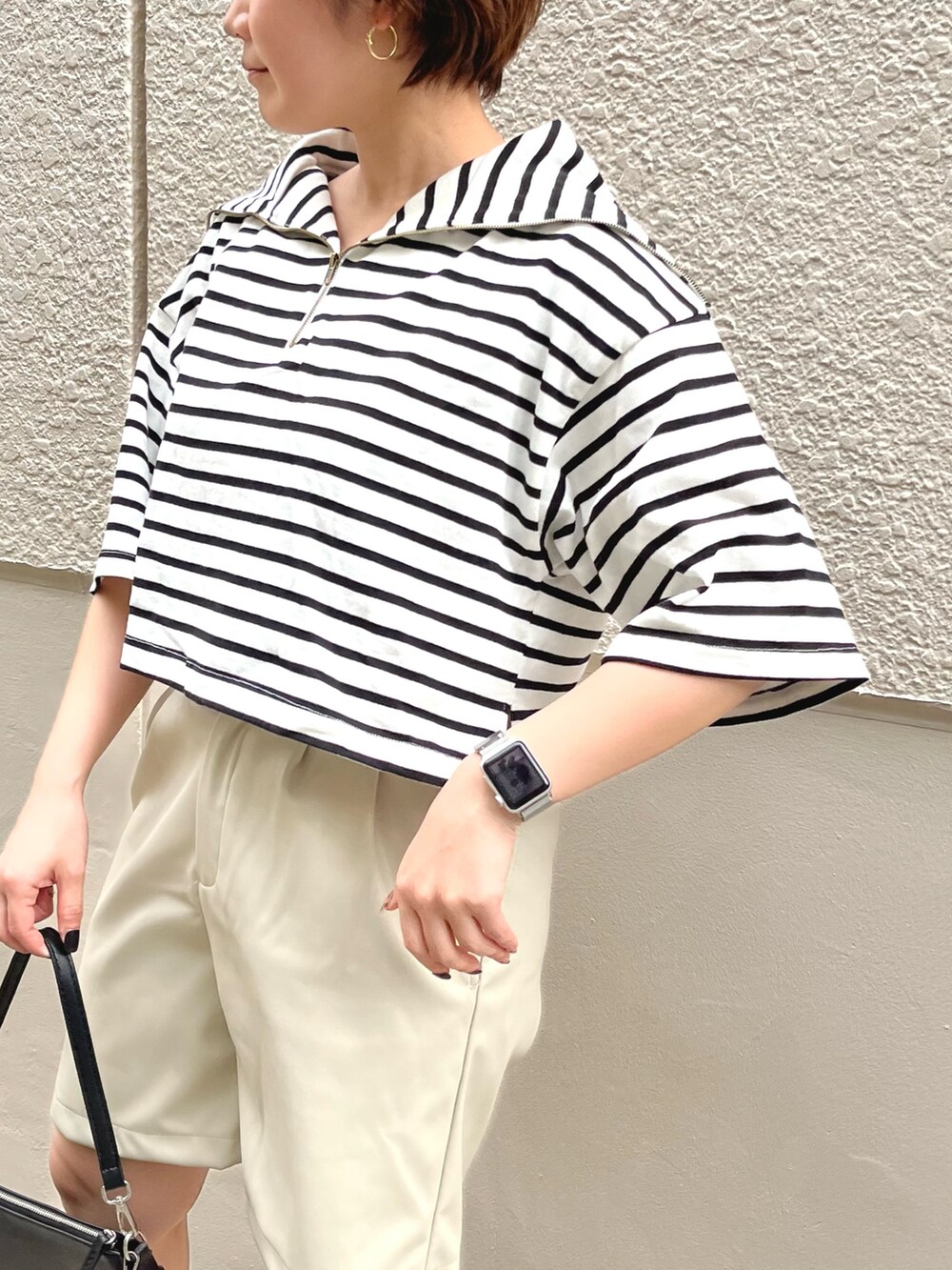 ホワイト系のTシャツ/カットソー、ホワイト系のその他パンツ、ブラック系のスニーカーを着用したレディースの春コーディネートの2枚目の写真