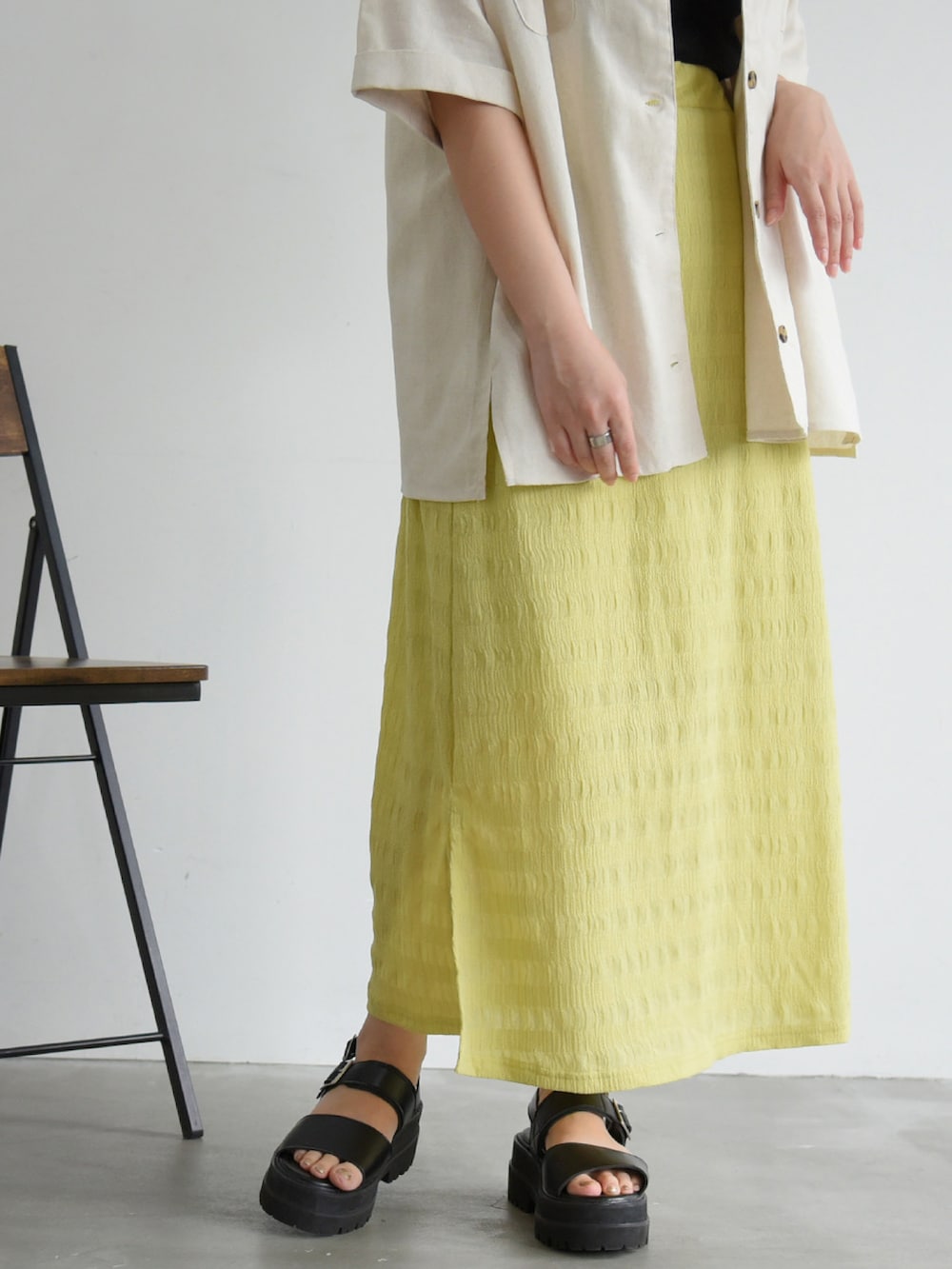 ブラック系のサンダル、グリーン系のスカート、ベージュ系のシャツ/ブラウスを着用したレディースの夏コーディネートの3枚目の写真