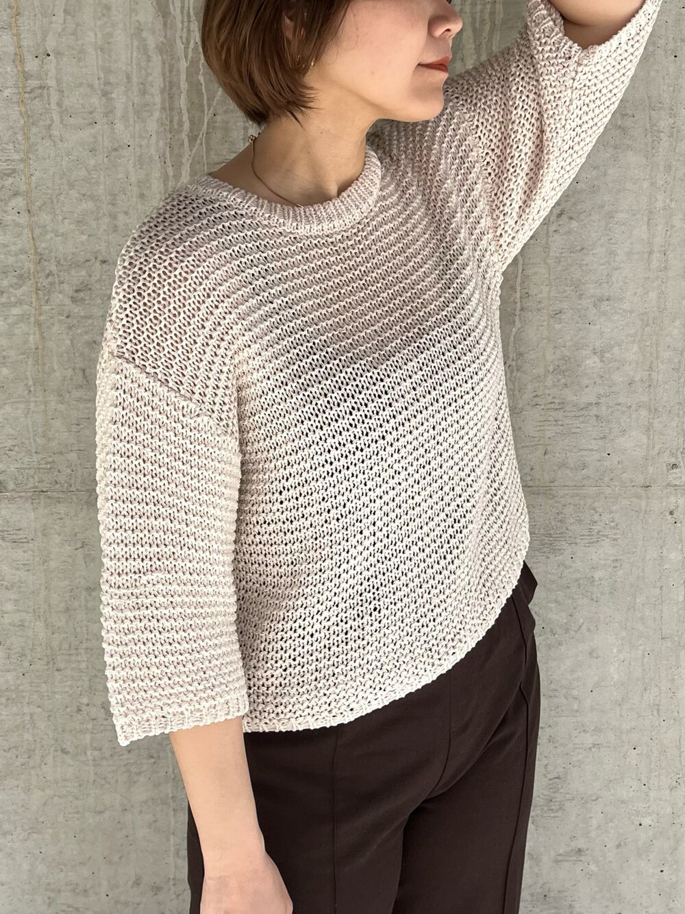 ブラウン系のその他パンツ、ベージュ系のニット/セーター、ホワイト系のサンダルを着用したレディースの夏コーディネートの2枚目の写真