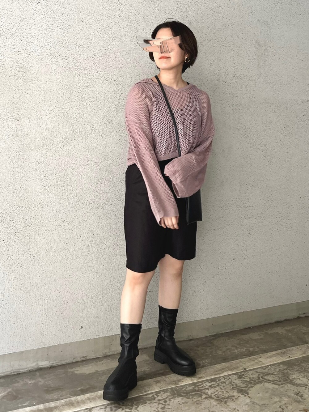パープル系のTシャツ/カットソー、ブラック系のその他パンツ、ブラック系のブーツを着用したレディースの夏コーディネートの2枚目の写真