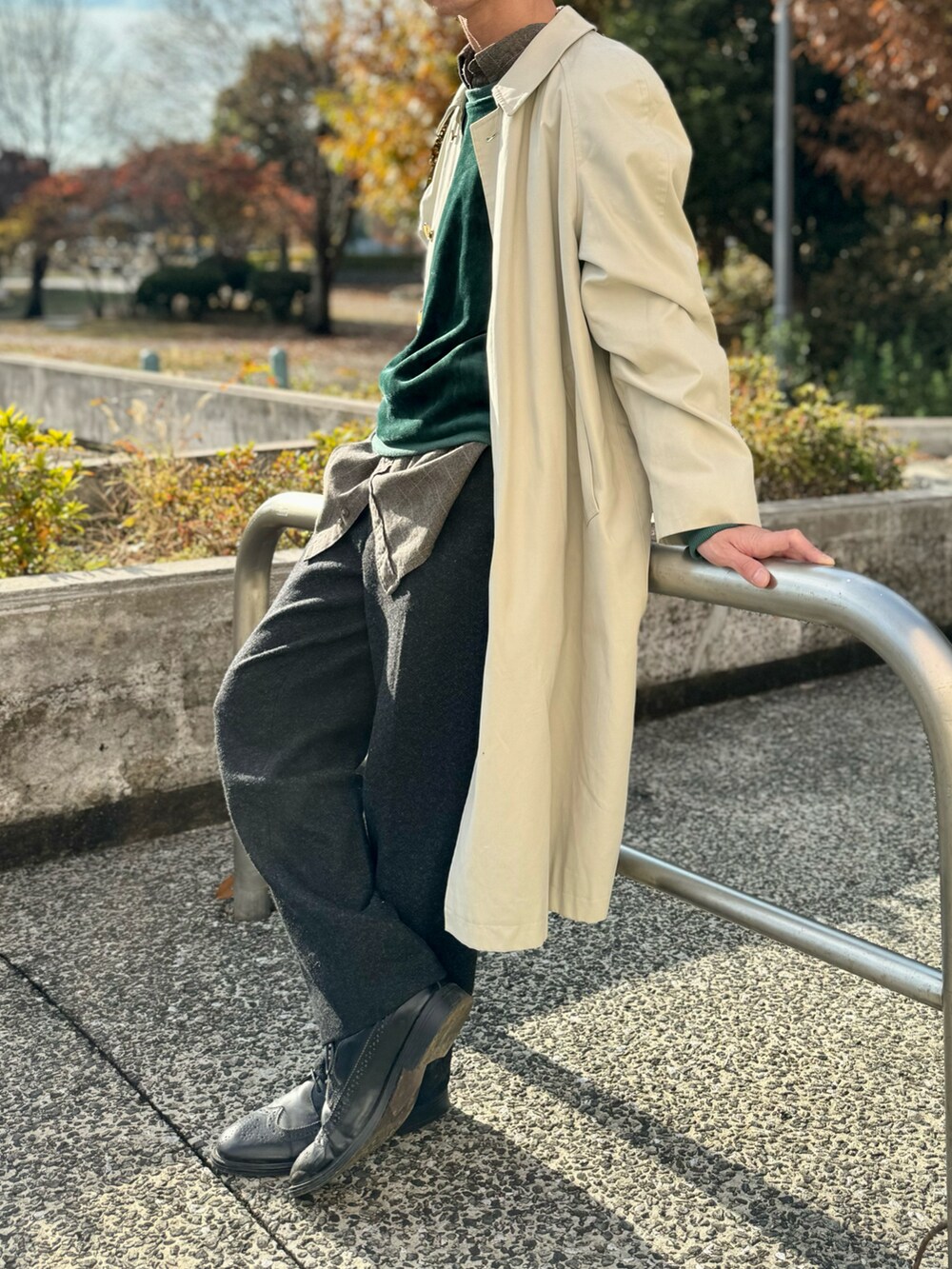「冬コーデ、ステンカラーコート、ロングコート、チェックシャツ、ベロア、スラックス、きれいめカジュアル、古着、レイヤードスタイル、ファッションを楽しもう」｜「Kent Familyのアイテム（ステンカラーコート、グレー系）」を使った、ミヨシさん（メンズ・167cm）の冬コーディネートの3枚目の写真