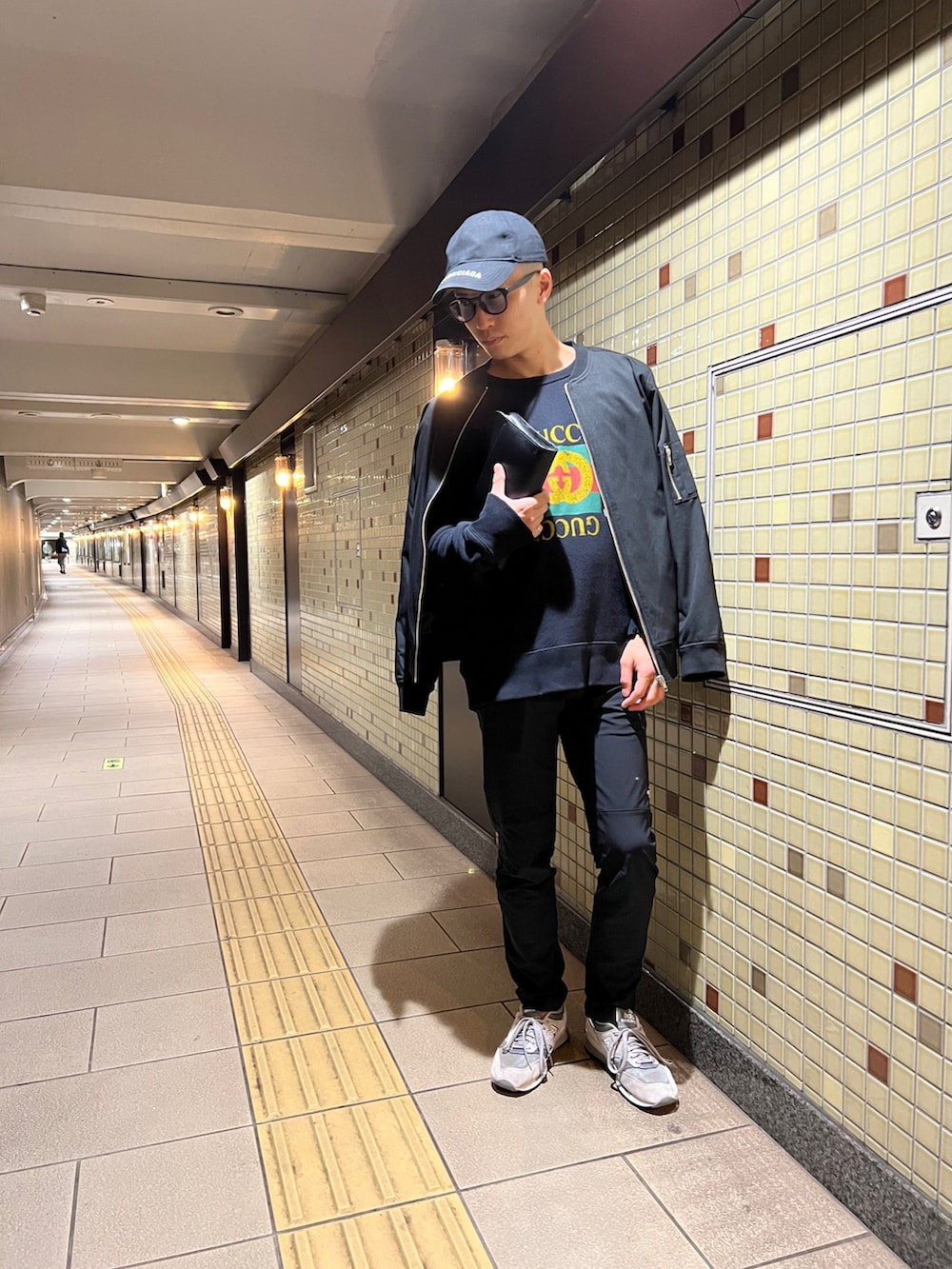 「休日コーデ、シンプル、ビックシルエット、ゆるコーデ、スニーカー、ブラックコーデ、スウェット、キャップ、MA-1、クラッチバッグ、スニーカーコーデ、BALENCIAGA、GUCCI、THE NORTH FACE、New Balance」｜「BALENCIAGAのL59（キャップ、ブラック系）」を使った、ゆうや。さん（メンズ・173cm）の春コーディネートの2枚目の写真