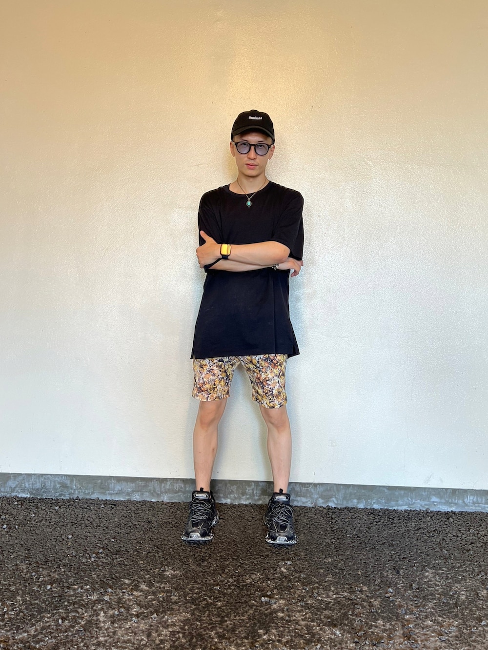 「シンプル、オーバーサイズ、キレイめ、短パン、ユニクロ、キャップ、Tシャツ、ショートパンツ、スニーカー、メガネ男子、FreshService、UNIQLO、Apple Watch、nano・universe、BALENCIAGA」｜「FreshServiceのCorporate Cap（キャップ、ブラック系）」を使った、ゆうや。さん（メンズ・173cm）の秋コーディネートの2枚目の写真