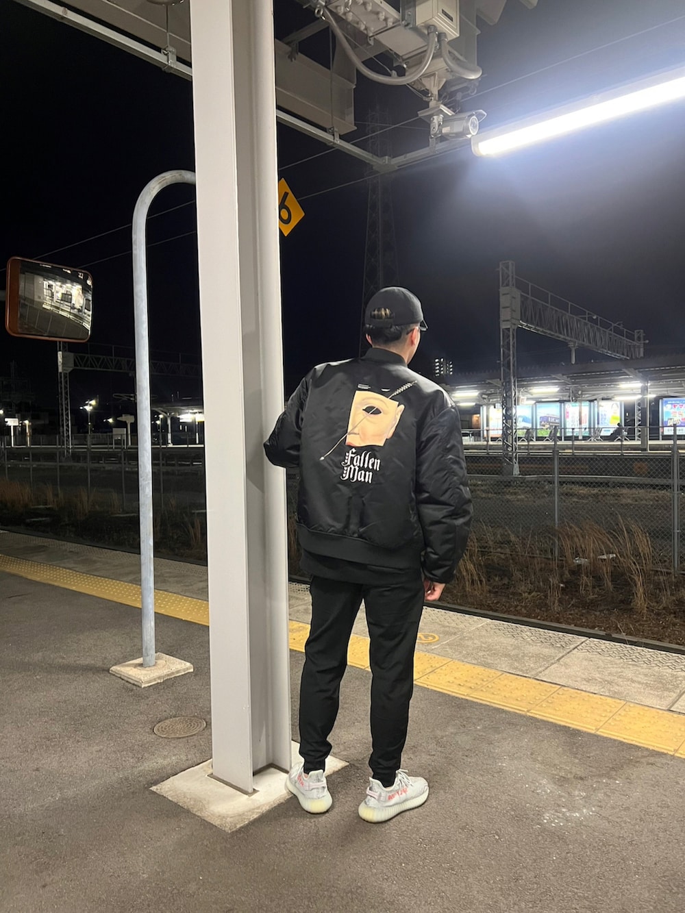 「シンプルコーデ、ビッグシルエット、スウェット、シンプルスタイル、メガネ男子、スニーカーコーデ、MA-1、ブルゾン、キャップ、ブラック、黒、BALENCIAGA、undercover、Champion、adidas」｜「BALENCIAGAのL59（キャップ、ブラック系）」を使った、ゆうや。さん（メンズ・173cm）の春コーディネートの2枚目の写真