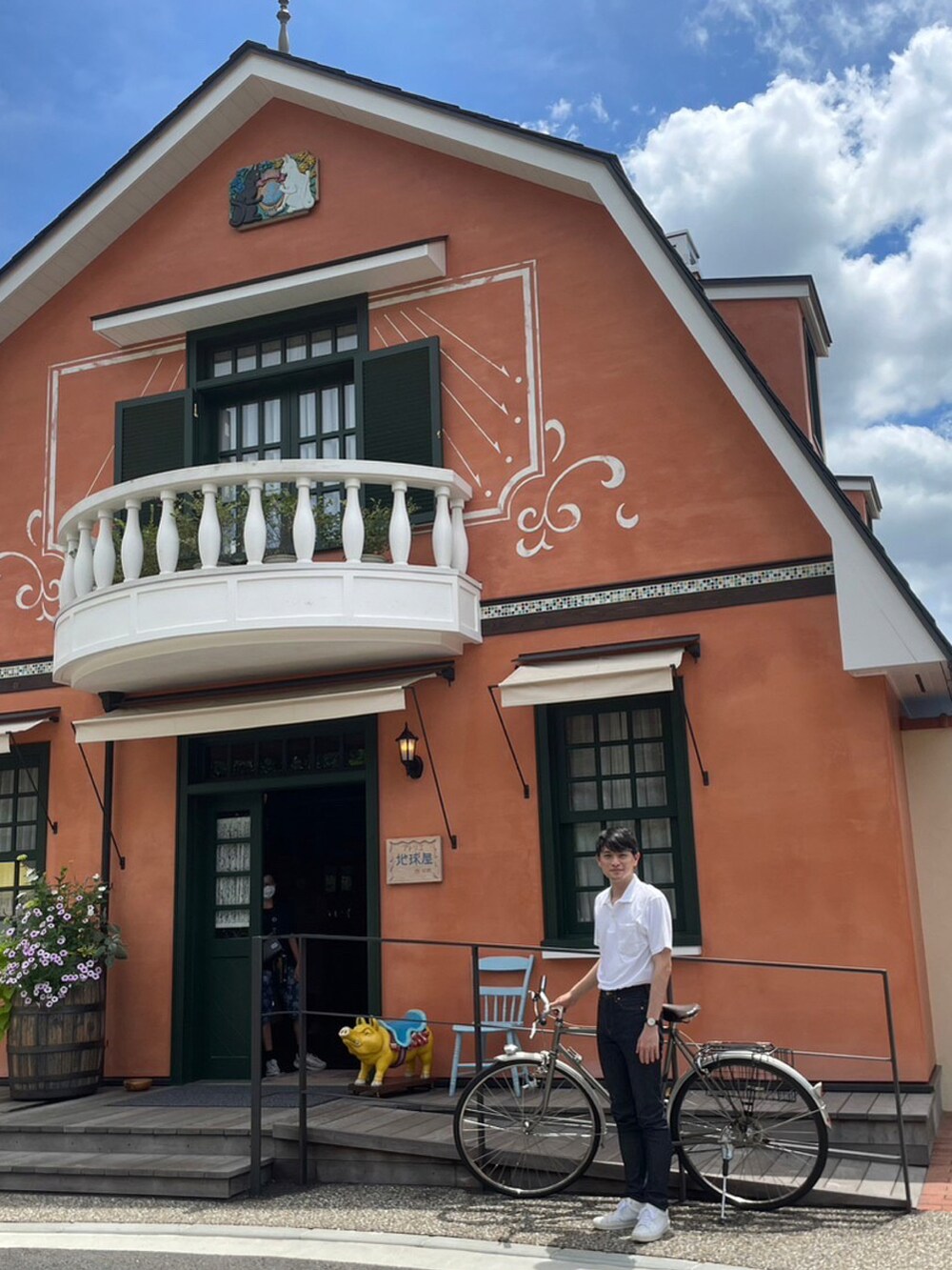 「シンプルコーデ、夏コーデ、ジブリパーク、ジョンローレンスサリバン、デザイナーが千鳥に激怒でお馴染みのブランド、カッコいいブランドだと思います」｜「JOHN LAWRENCE SULLIVANのJEANS（デニムパンツ、その他）」を使った、たくみんさん（メンズ・168cm）の夏コーディネートの4枚目の写真