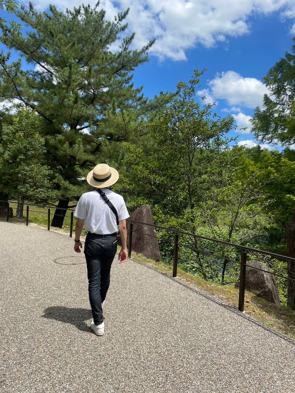 「シンプルコーデ、夏コーデ、ジブリパーク、ジョンローレンスサリバン、デザイナーが千鳥に激怒でお馴染みのブランド、カッコいいブランドだと思います」｜「JOHN LAWRENCE SULLIVANのJEANS（デニムパンツ、その他）」を使った、たくみんさん（メンズ・168cm）の夏コーディネートの3枚目の写真