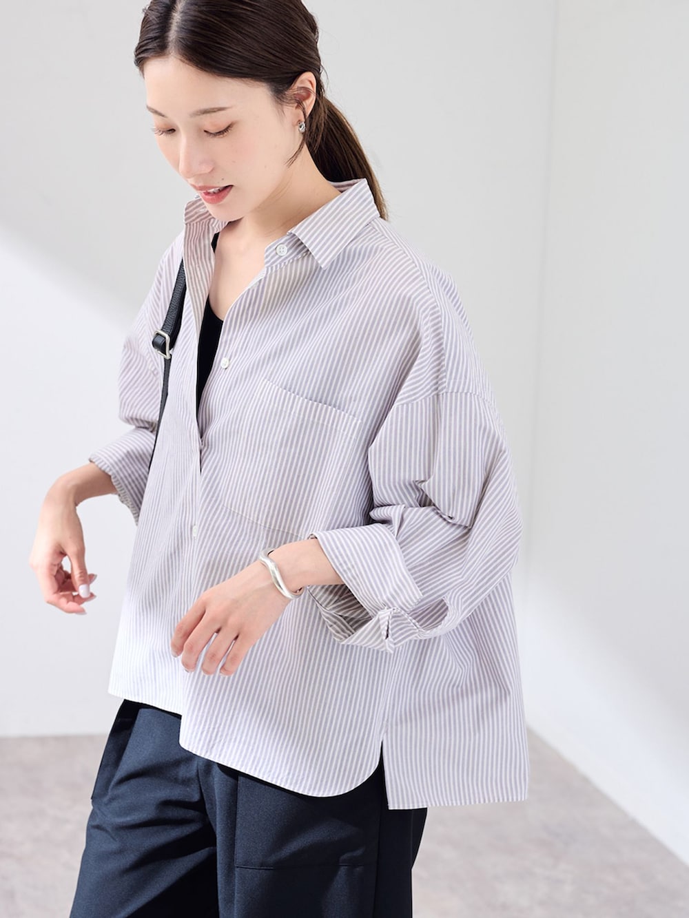 ブラック系のその他パンツ、パープル系のシャツ/ブラウス、ブラック系のショルダーバッグを着用したレディースの夏コーディネートの5枚目の写真