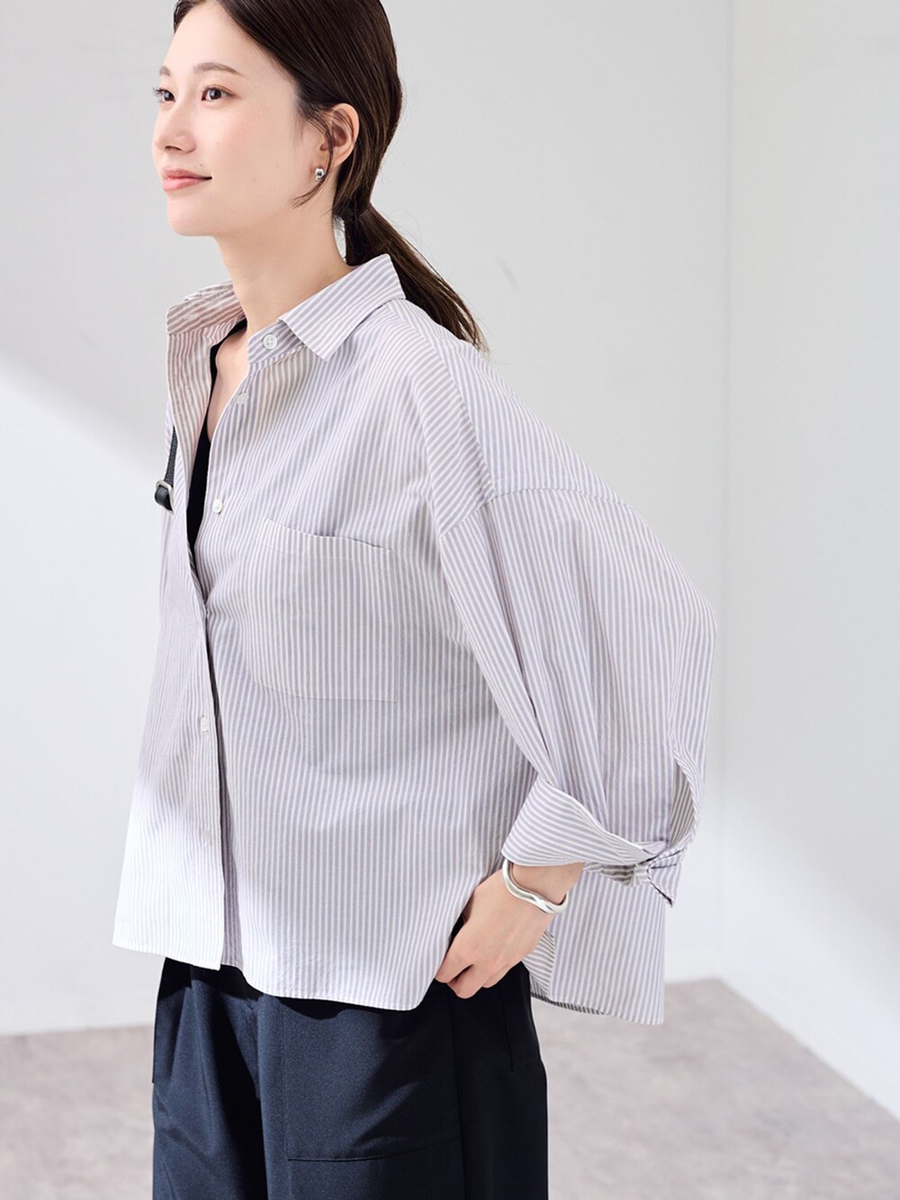 ブラック系のその他パンツ、パープル系のシャツ/ブラウス、ブラック系のショルダーバッグを着用したレディースの夏コーディネートの6枚目の写真