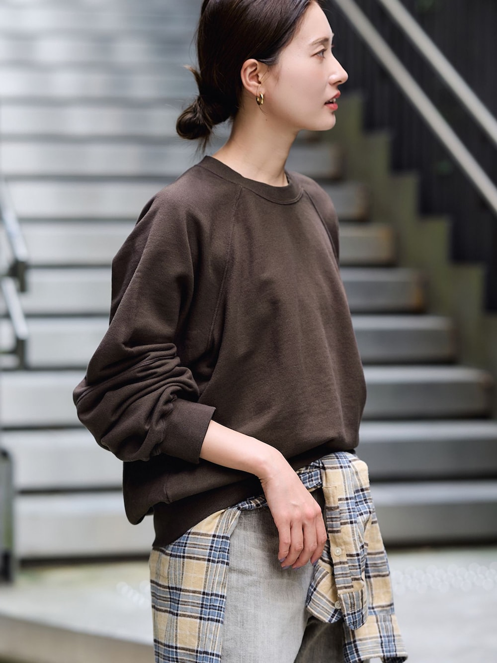 ベージュ系のシャツ/ブラウス、ブラウン系のスウェット、ブラック系のショルダーバッグを着用したレディースの秋コーディネートの7枚目の写真