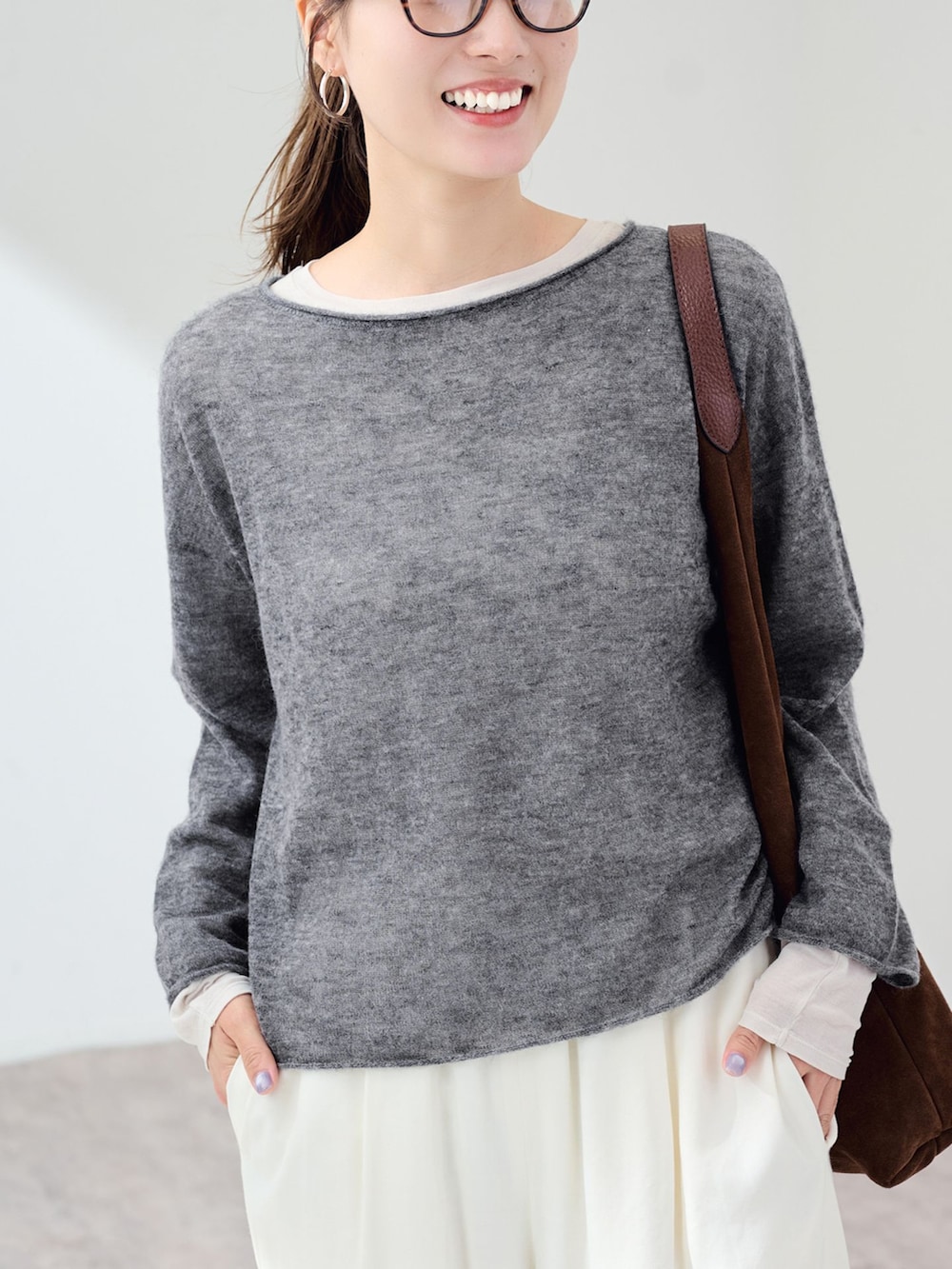 ホワイト系のTシャツ/カットソー、グレー系のニット/セーター、ブラウン系のトートバッグを着用したレディースの夏コーディネートの4枚目の写真