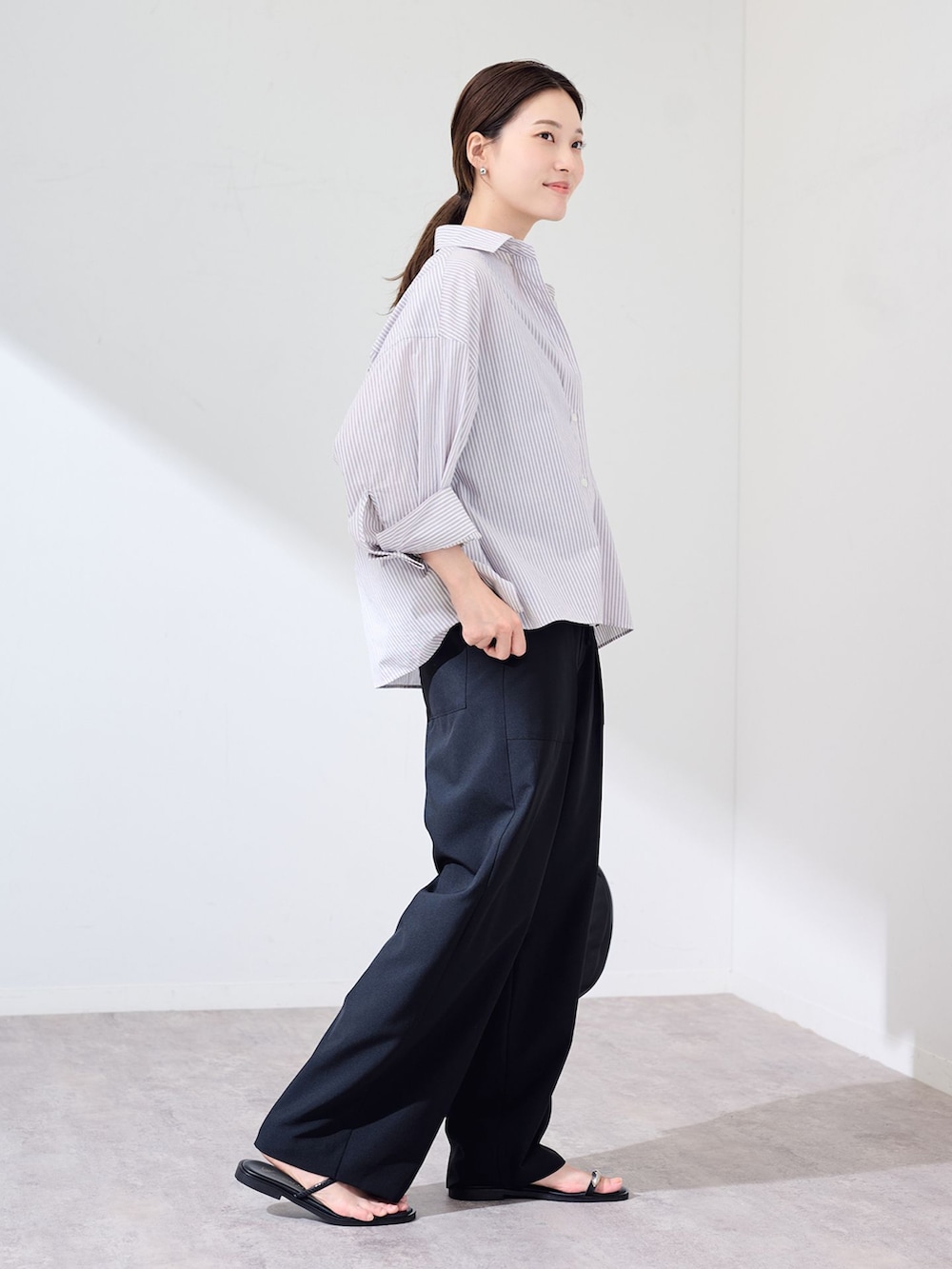 ブラック系のその他パンツ、パープル系のシャツ/ブラウス、ブラック系のショルダーバッグを着用したレディースの夏コーディネートの3枚目の写真