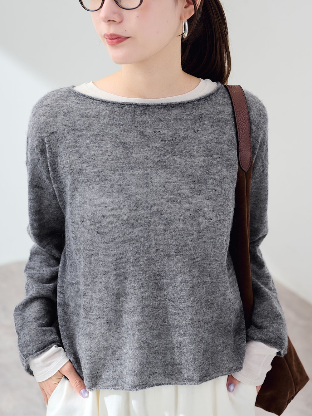 ホワイト系のTシャツ/カットソー、グレー系のニット/セーター、ブラウン系のトートバッグを着用したレディースの夏コーディネートの8枚目の写真