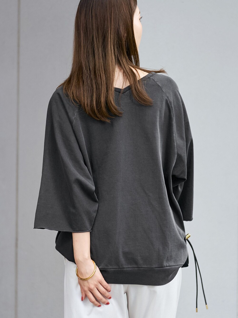 ホワイト系のその他パンツ、ブラック系のTシャツ/カットソー、ブラック系のショルダーバッグを着用したレディースの夏コーディネートの6枚目の写真