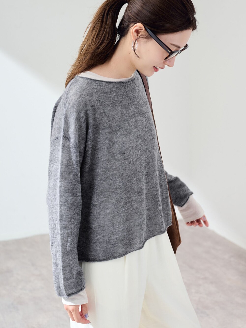 ホワイト系のTシャツ/カットソー、グレー系のニット/セーター、ブラウン系のトートバッグを着用したレディースの夏コーディネートの7枚目の写真