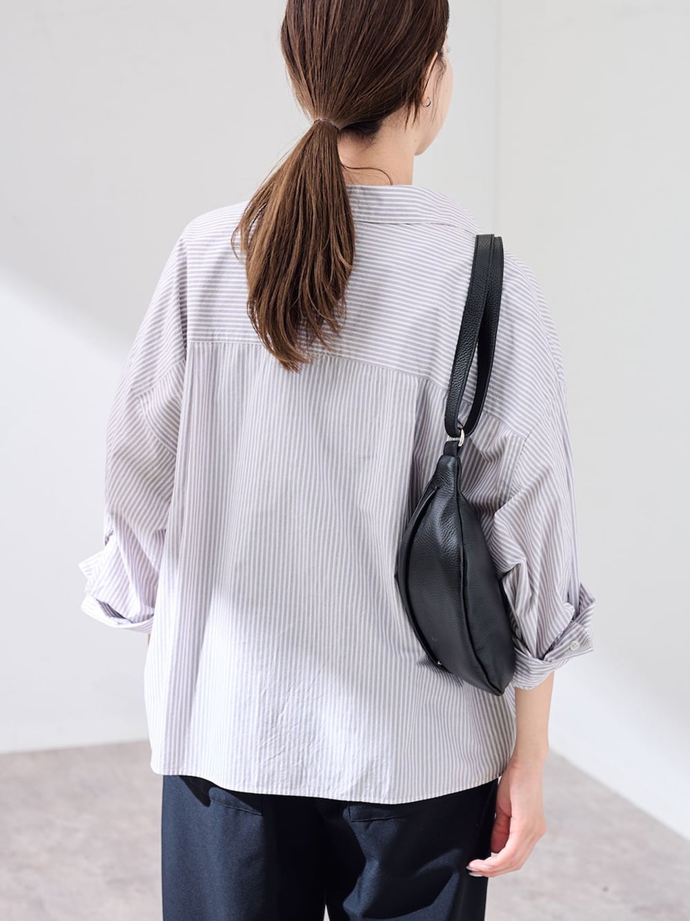 ブラック系のその他パンツ、パープル系のシャツ/ブラウス、ブラック系のショルダーバッグを着用したレディースの夏コーディネートの7枚目の写真