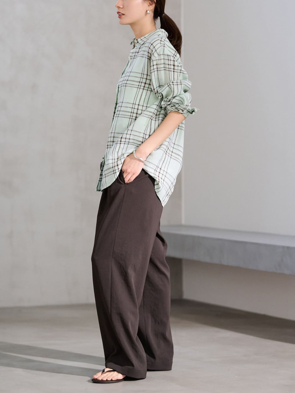 ブラウン系のその他パンツ、グリーン系のシャツ/ブラウスを着用したレディースの冬コーディネートの2枚目の写真