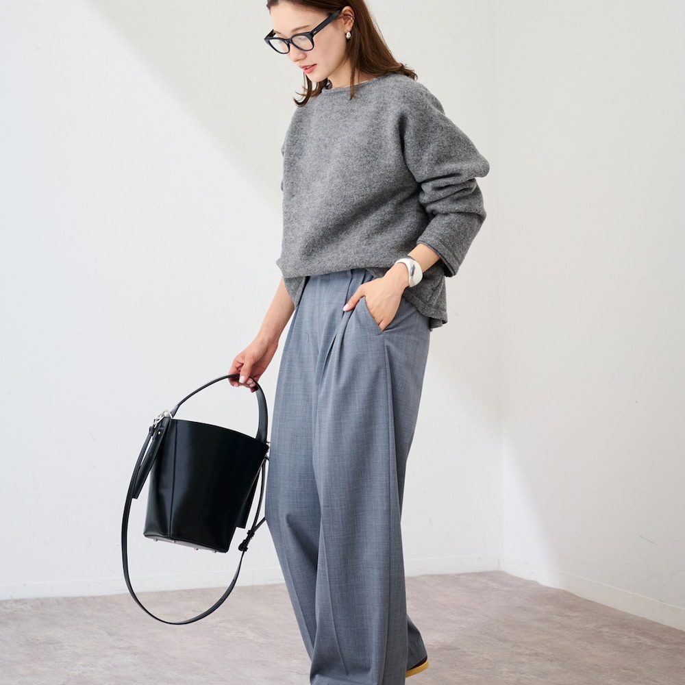 グレー系のスラックス、グレー系のTシャツ/カットソーを着用したレディースの冬コーディネートの2枚目の写真