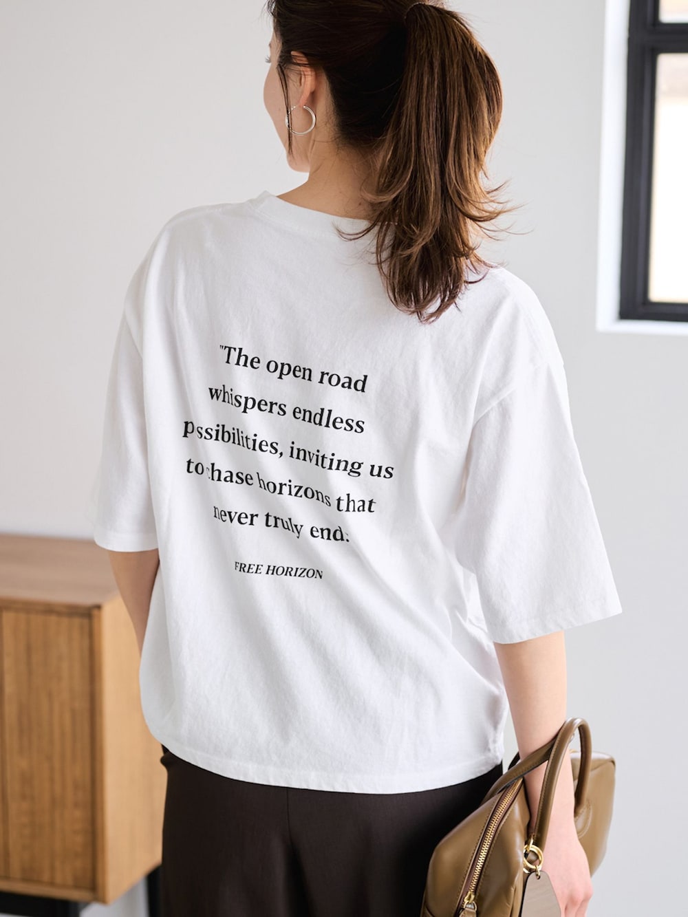 ブラウン系のその他パンツ、ホワイト系のTシャツ/カットソーを着用したレディースの春コーディネートの7枚目の写真