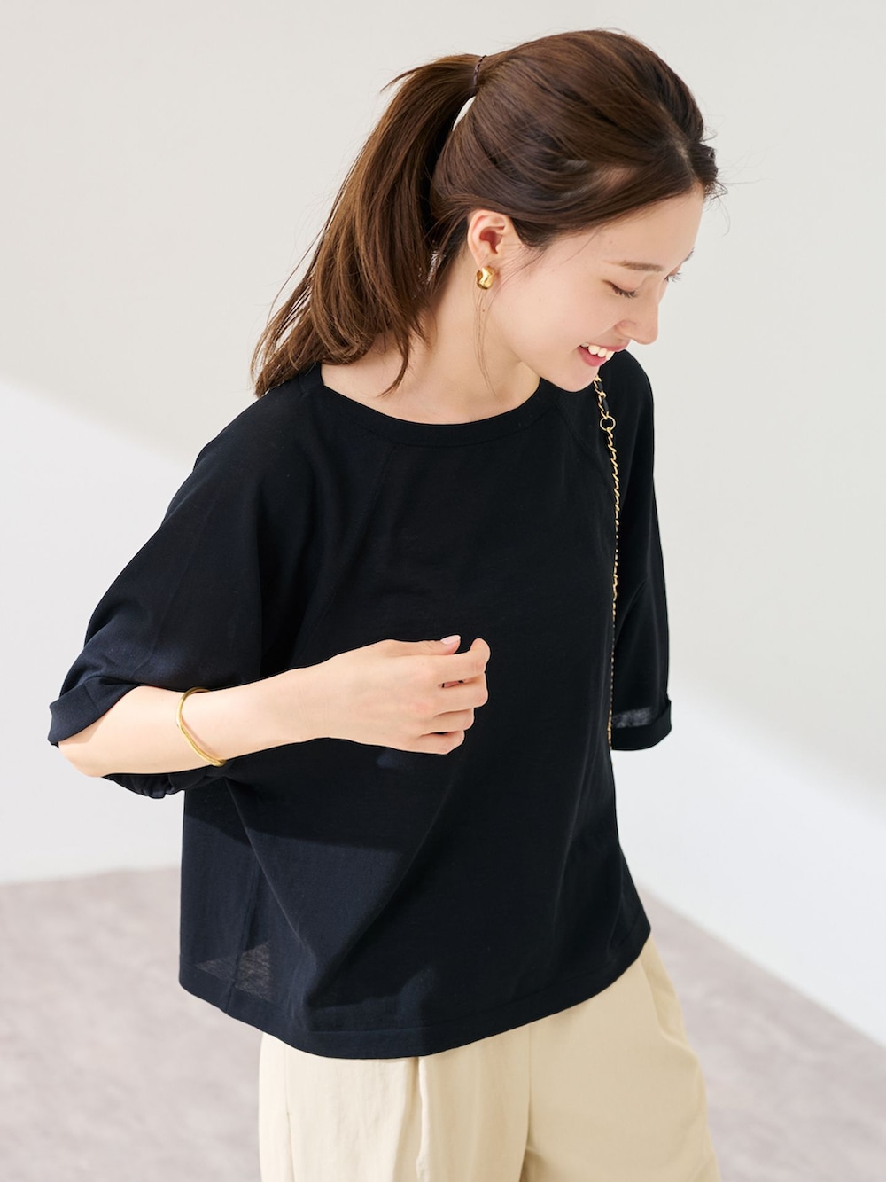 ベージュ系のその他パンツ、ブラック系のニット/セーターを着用したレディースの春コーディネートの6枚目の写真