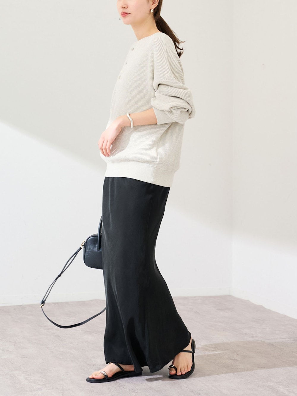 ブラック系のスカート、ホワイト系のTシャツ/カットソーを着用したレディースの冬コーディネートの2枚目の写真