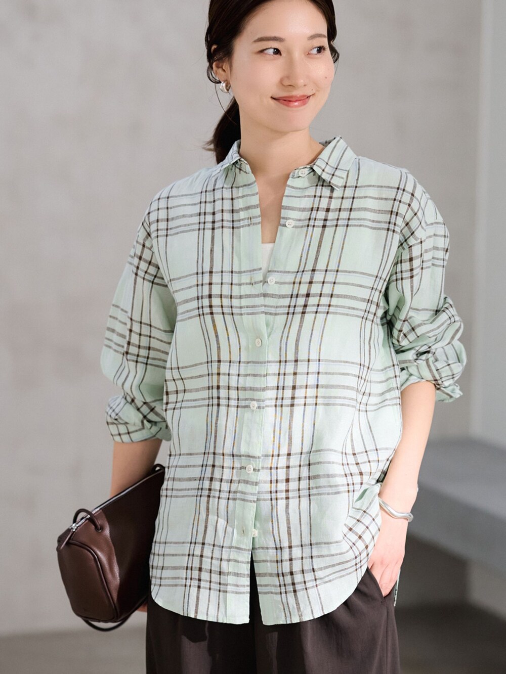 ブラウン系のその他パンツ、グリーン系のシャツ/ブラウスを着用したレディースの冬コーディネートの3枚目の写真