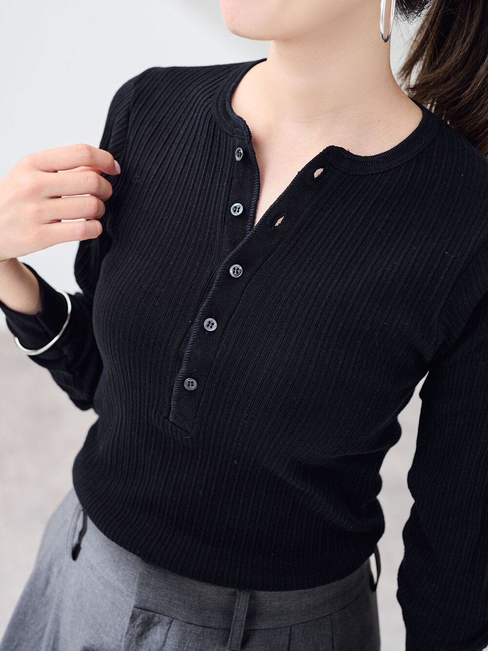 グレー系のその他パンツ、ブラック系のTシャツ/カットソーを着用したレディースの夏コーディネートの8枚目の写真