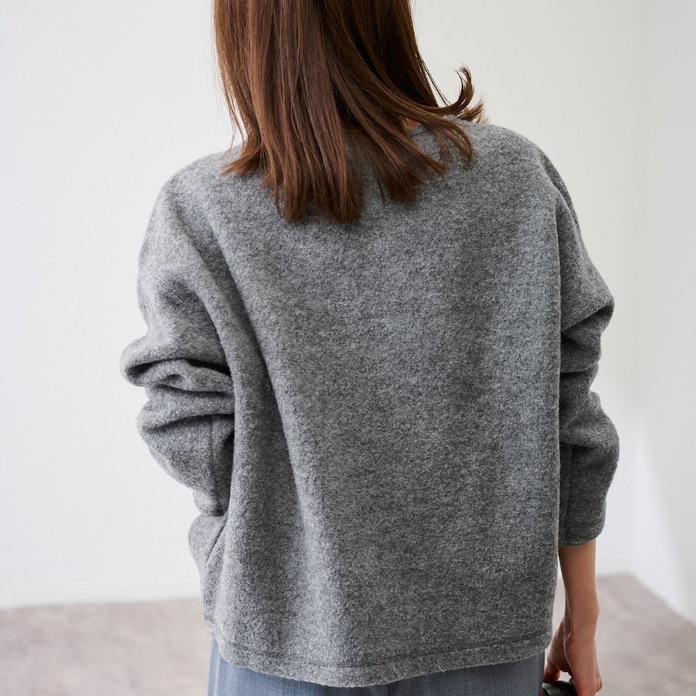 グレー系のスラックス、グレー系のTシャツ/カットソーを着用したレディースの冬コーディネートの8枚目の写真