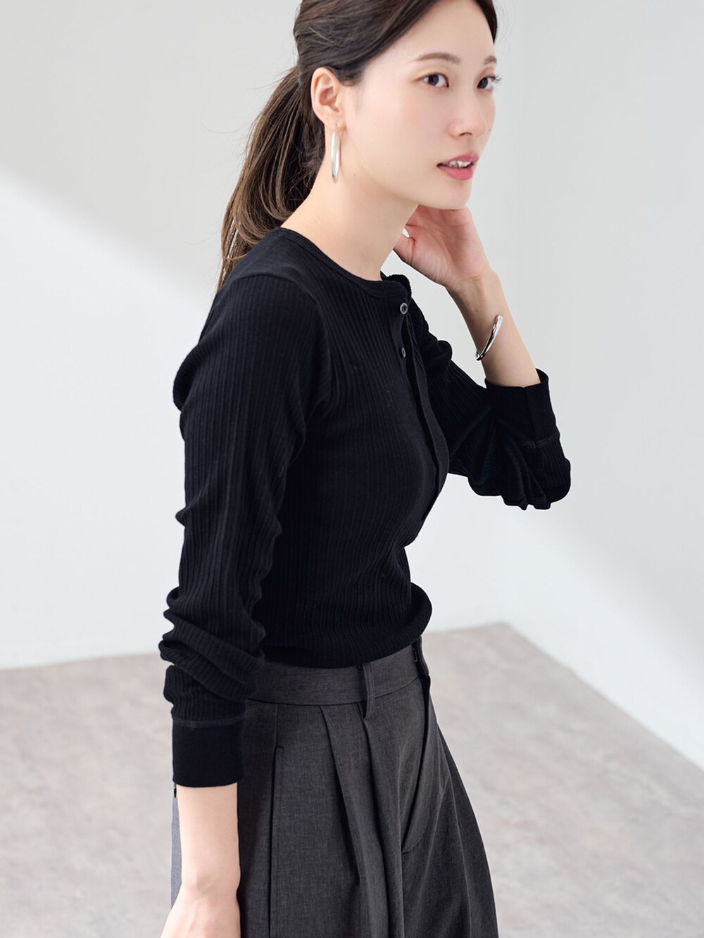 グレー系のその他パンツ、ブラック系のTシャツ/カットソーを着用したレディースの夏コーディネートの7枚目の写真