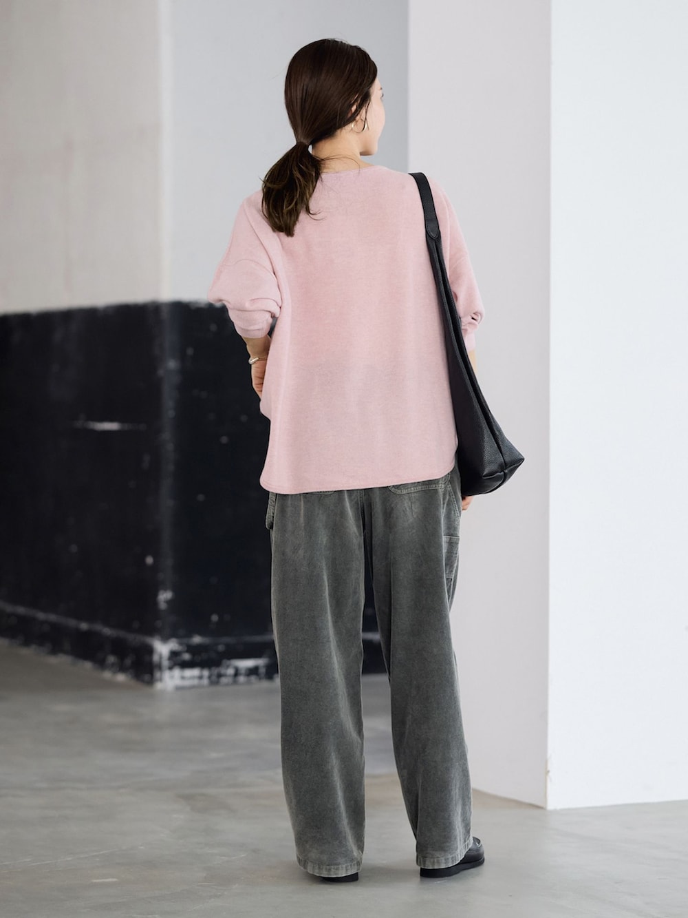 グリーン系のその他パンツ、レッド系のニット/セーター、ブラック系のトートバッグを着用したレディースの夏コーディネートの3枚目の写真