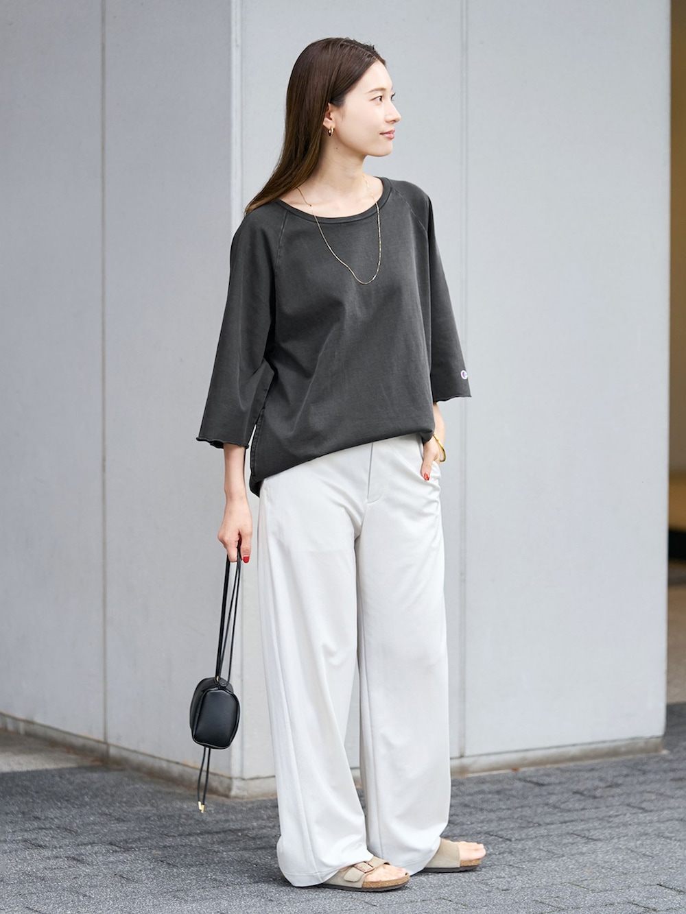 ホワイト系のその他パンツ、ブラック系のTシャツ/カットソー、ブラック系のショルダーバッグを着用したレディースの夏コーディネートの3枚目の写真