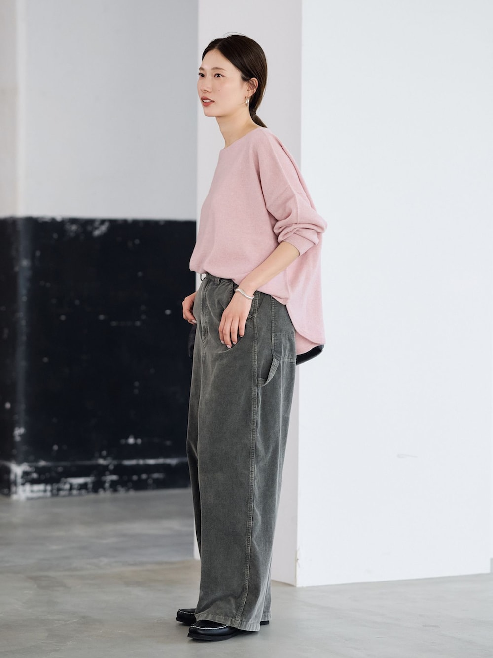 グリーン系のその他パンツ、レッド系のニット/セーター、ブラック系のトートバッグを着用したレディースの夏コーディネートの2枚目の写真