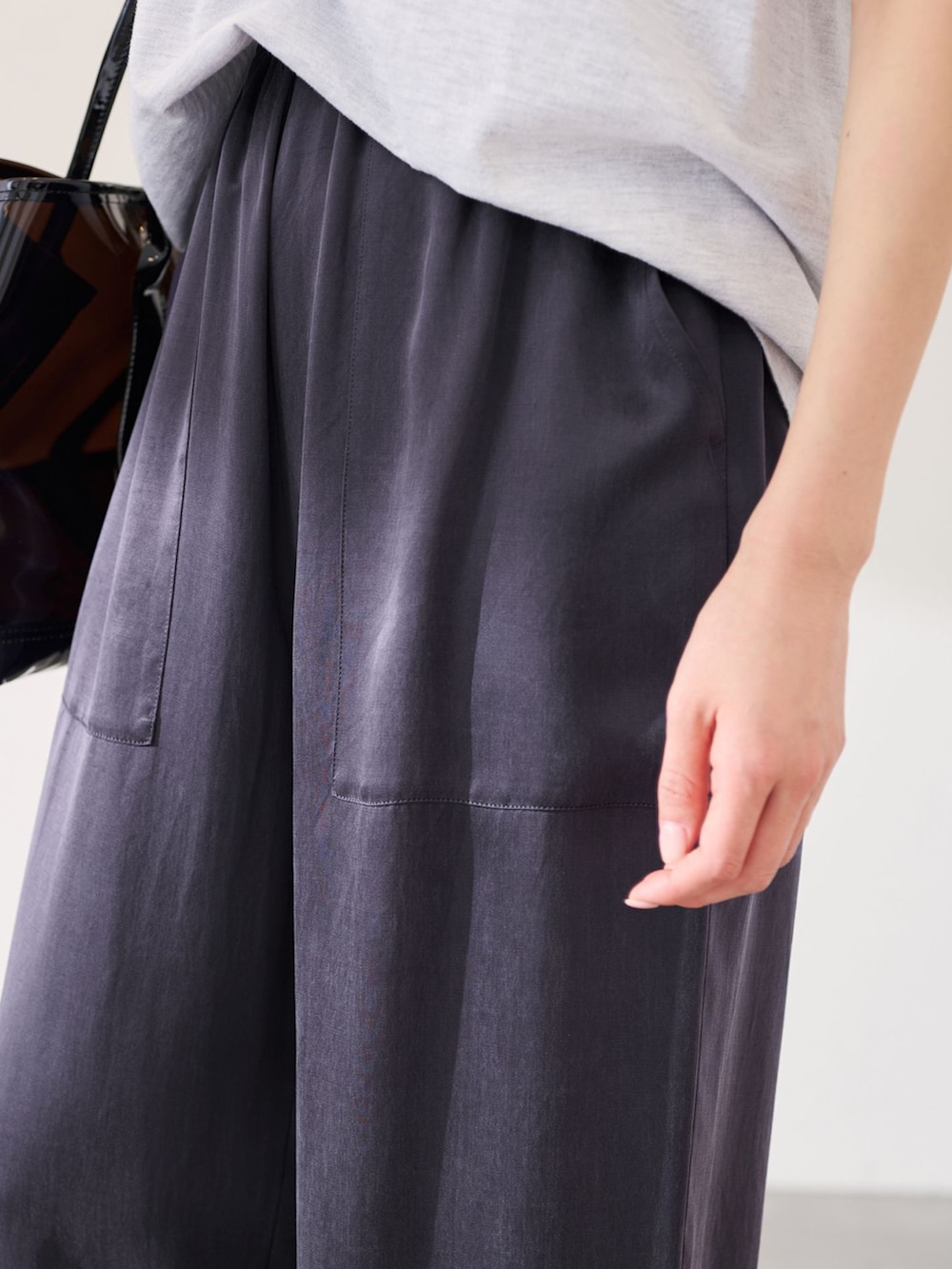 グレー系のその他パンツ、グレー系のTシャツ/カットソーを着用したレディースの春コーディネートの9枚目の写真