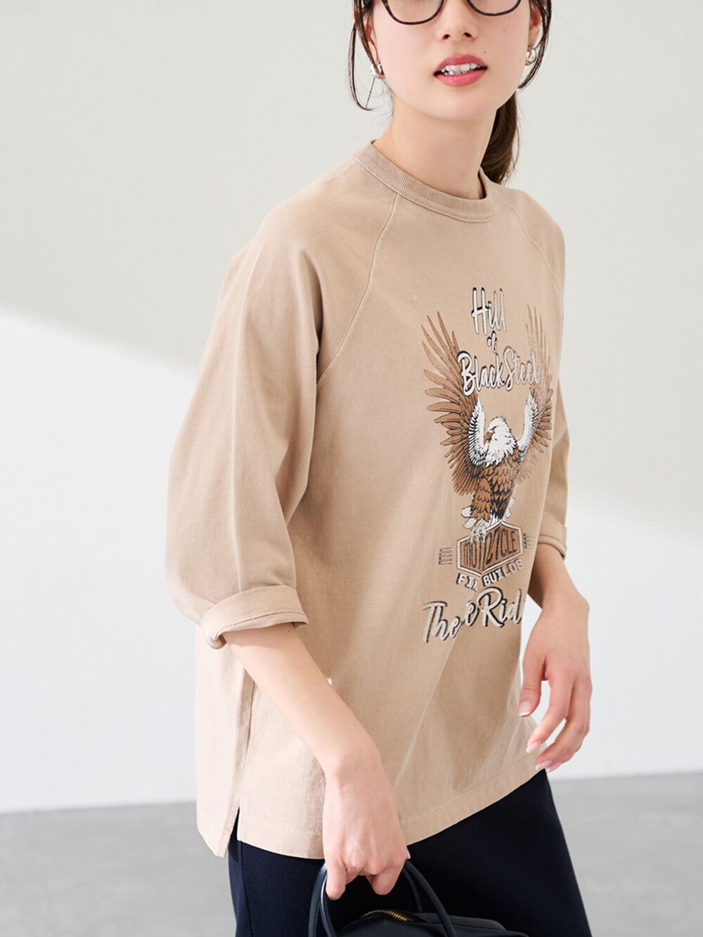 ブラック系のスカート、ベージュ系のTシャツ/カットソー、ブラック系のショルダーバッグを着用したレディースの冬コーディネートの5枚目の写真