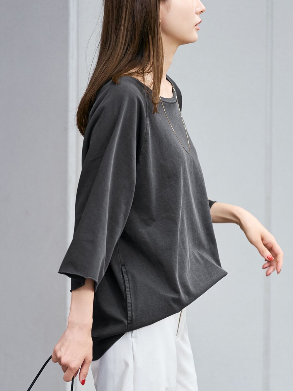 ホワイト系のその他パンツ、ブラック系のTシャツ/カットソー、ブラック系のショルダーバッグを着用したレディースの夏コーディネートの7枚目の写真