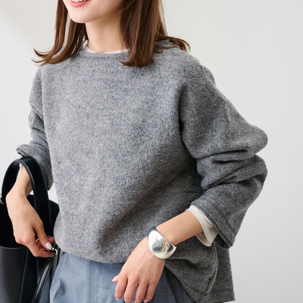 グレー系のスラックス、グレー系のTシャツ/カットソーを着用したレディースの冬コーディネートの5枚目の写真