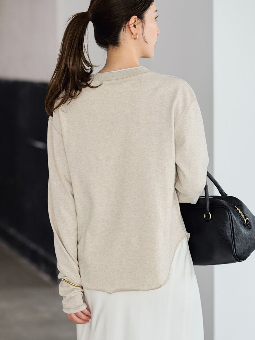 ホワイト系のTシャツ/カットソー、ブラック系のボストンバッグ、ベージュ系のその他シューズを着用したレディースの夏コーディネートの4枚目の写真