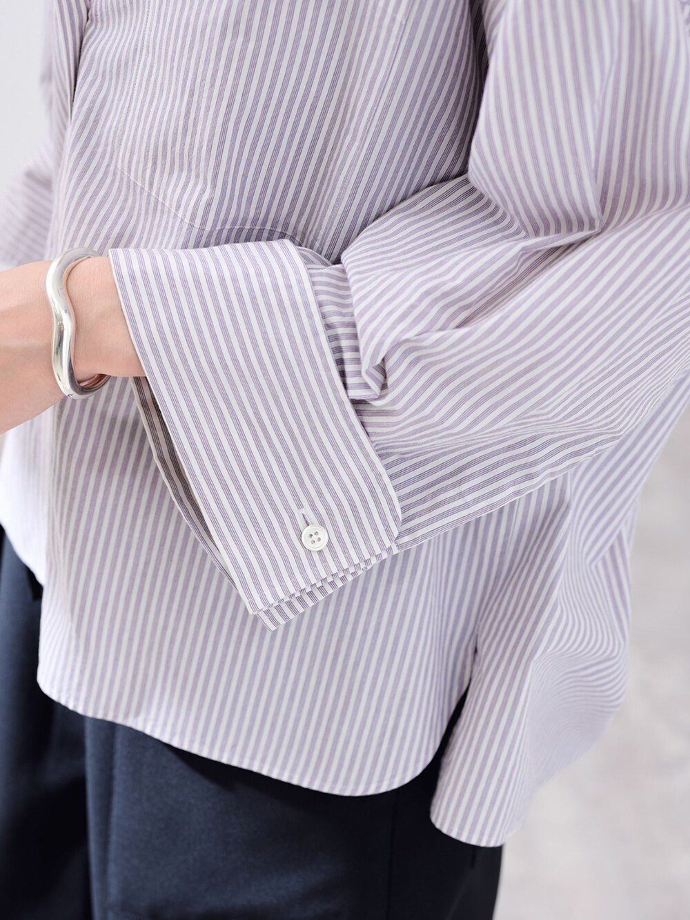 ブラック系のその他パンツ、パープル系のシャツ/ブラウス、ブラック系のショルダーバッグを着用したレディースの夏コーディネートの10枚目の写真