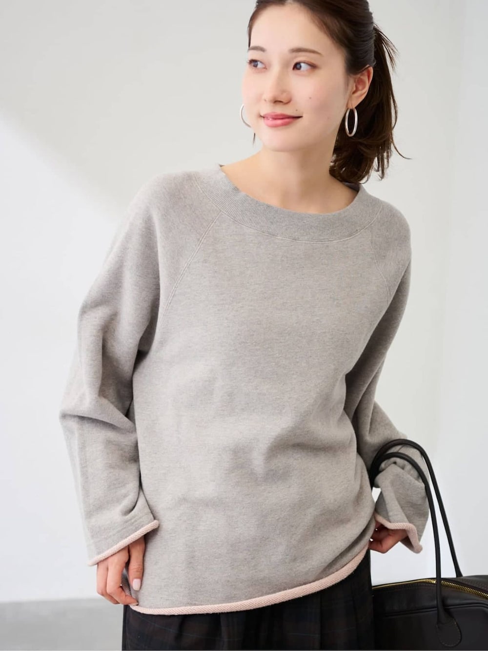 ブラウン系のその他パンツ、グレー系のスウェット、ブラック系のボストンバッグを着用したレディースの冬コーディネートの4枚目の写真